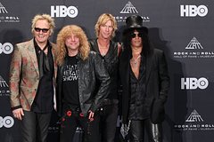 Guns N’ Roses подали иск к продающему пистолеты и розы магазину