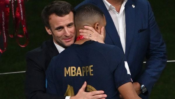 Макрон поддержал сборную Франции после проигрыша на ЧМ-2022<br />
