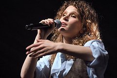 Монеточка посоветовала критикующим ее вокал зрителям сходить на концерт Кобзона