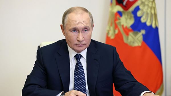 Путин заявил, что Россия никому не позволит очернить своих героев