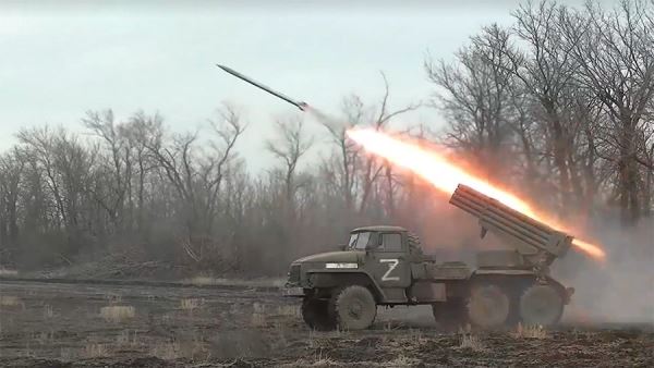 Расчеты РСЗО «Град» разгромили позиции украинских боевиков<br />

