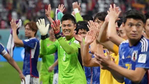Сборная Японии вышла в плей-офф ЧМ-2022 после победы над Испанией<br />
