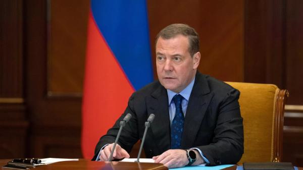 Медведев после слов Данилова о России призвал "уничтожать таких нацистских ублюдков"